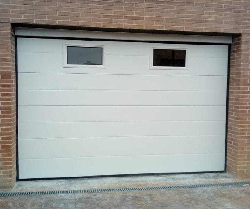 Puerta garaje seccional blanca en Mejorada del Campo